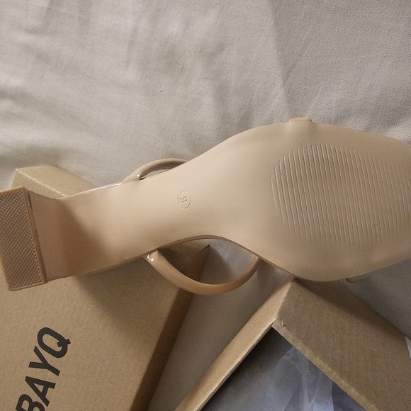 NWOT - beige square heel open toe sandals size 9 - Picture 3 of 7